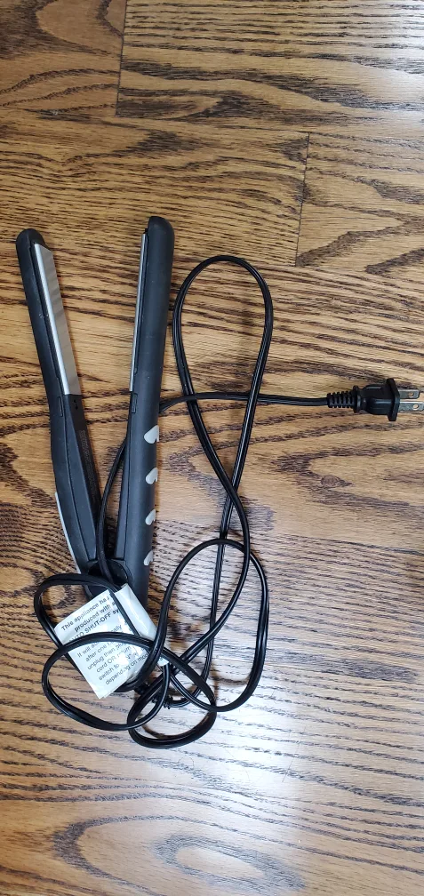 Conair Ion Shine Hair Dryer and Vidal Sassoon Straightener image indicator(2)