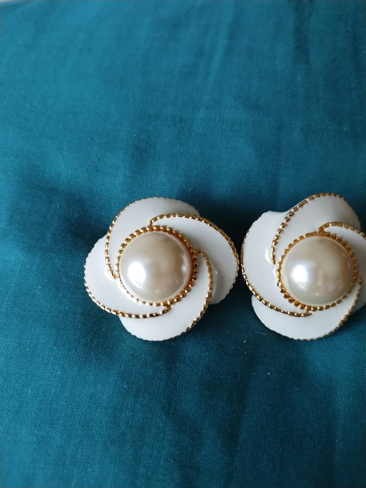 Vintage Flower Clip-on Earrings image indicator(2)