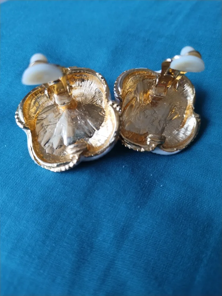 Vintage Flower Clip-on Earrings image indicator(3)