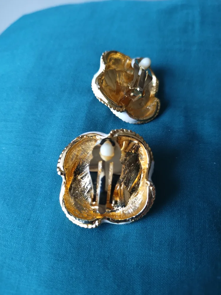 Vintage Flower Clip-on Earrings image indicator(4)