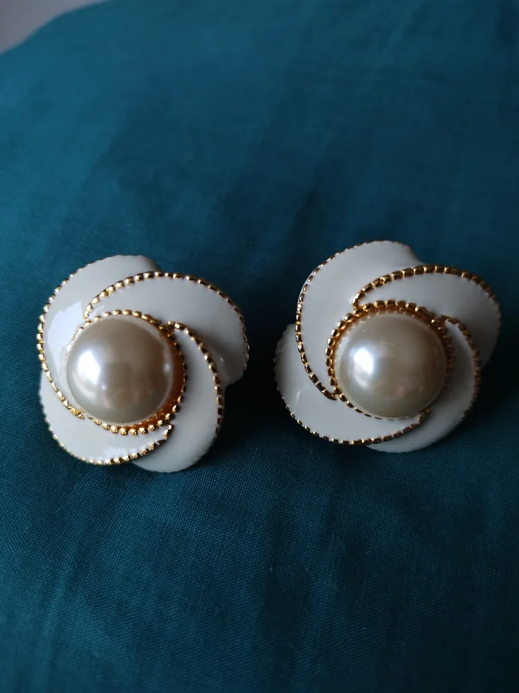 Vintage Flower Clip-on Earrings image indicator(5)