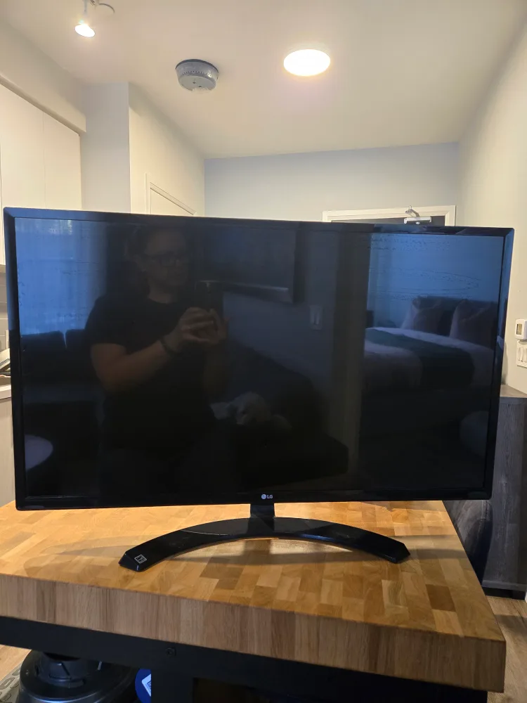 LG 32' monitor thumbnail