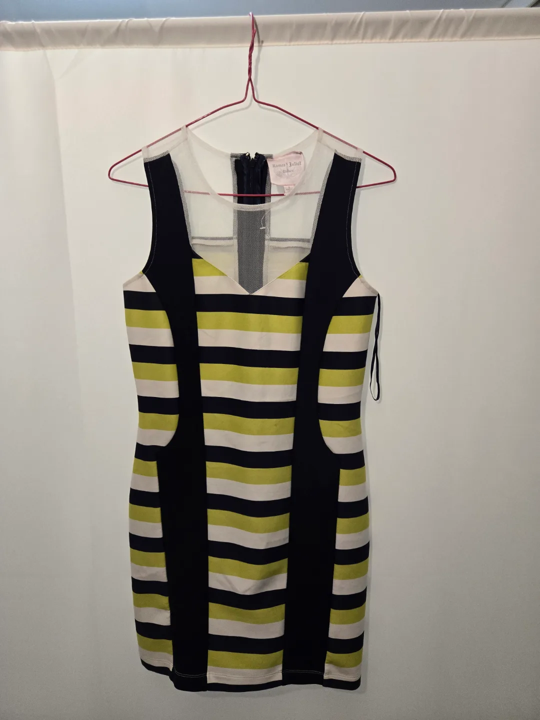 size S Romeo & Juliet Couture Dress thumbnail