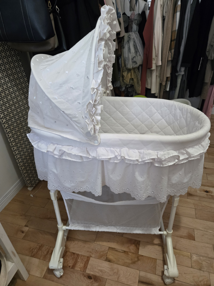 White bassinet with canopy - photo 3