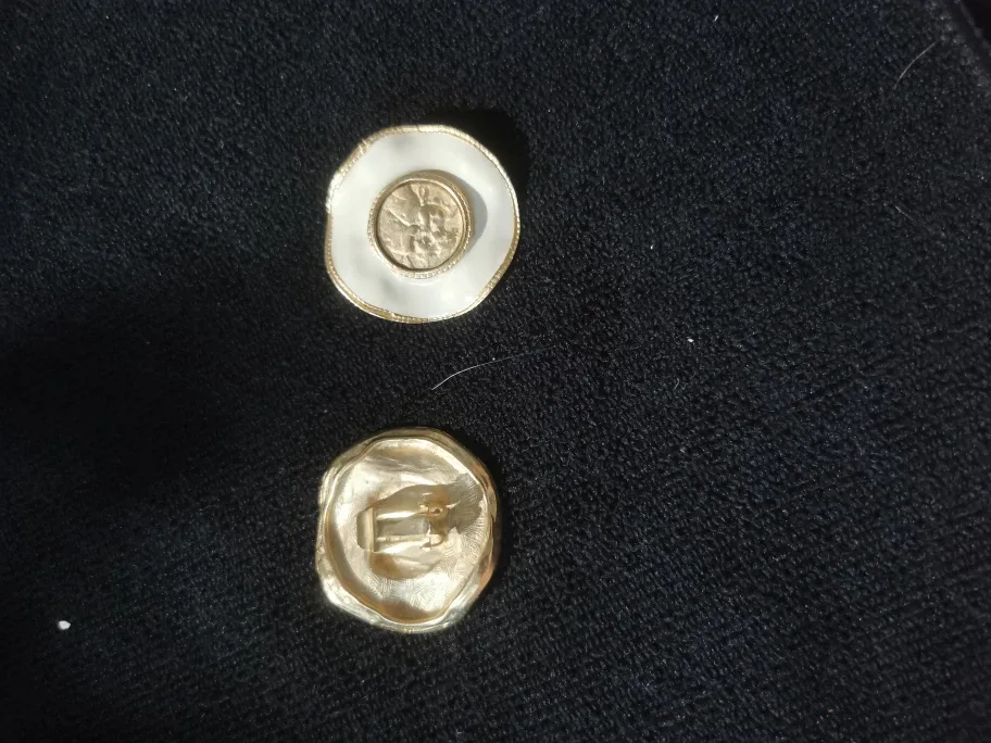 Vintage Clip-on Earrings - White & Gold image indicator(2)