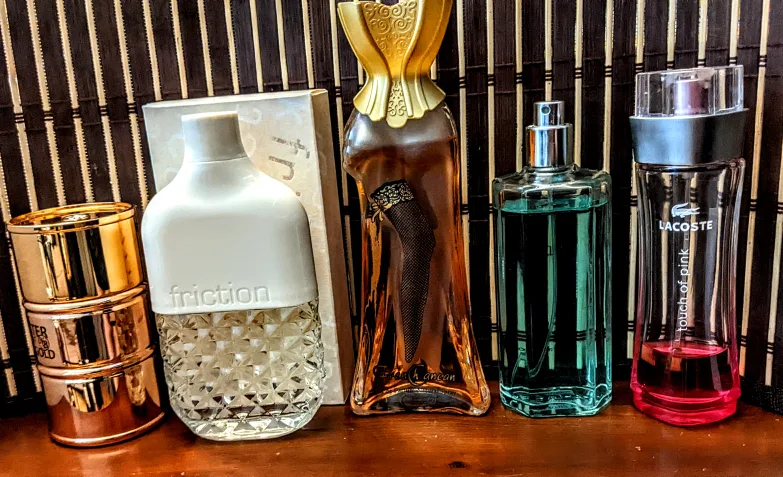 Lot of assorted perfumes image indicator(3)