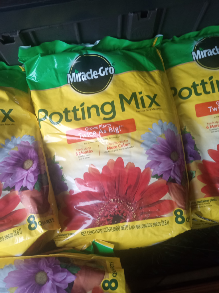 Miracle-Gro Potting Mix - 8 Quarts
