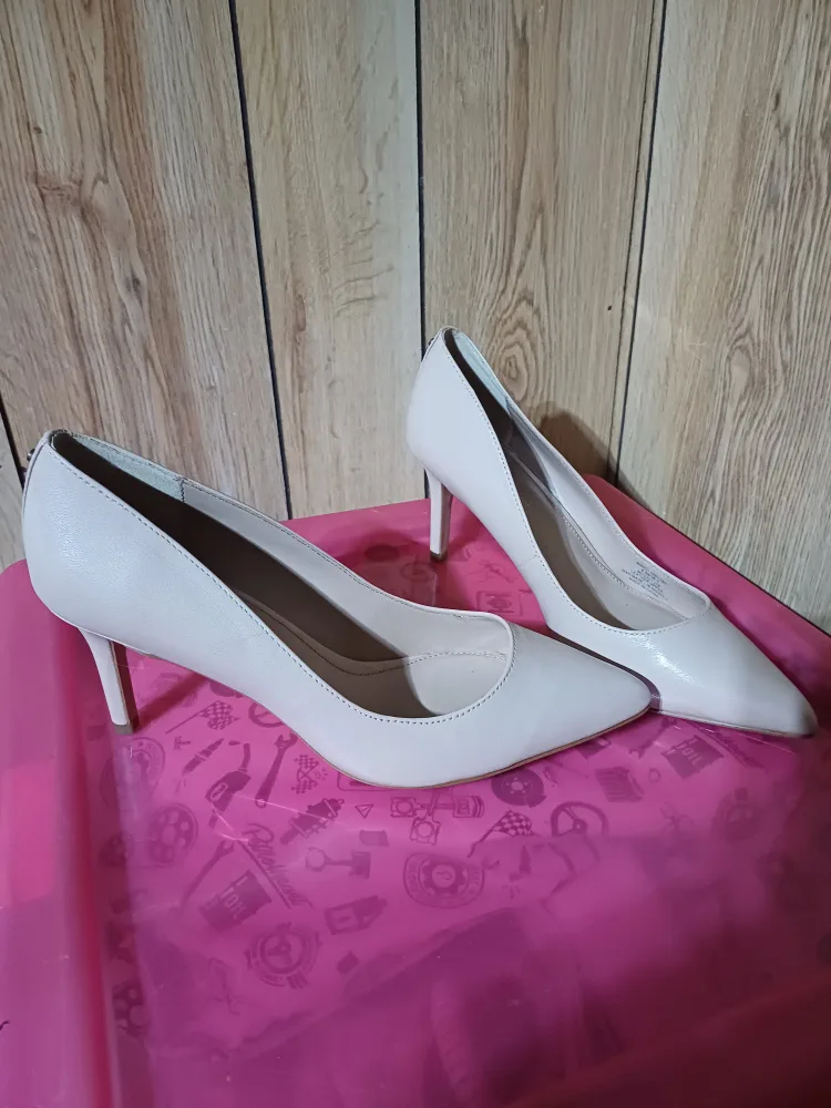NEW 'Browns' Beige Heels / shoes - Size 8.5 image indicator(2)