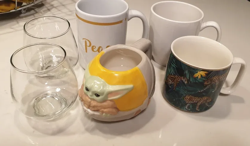 Assorted Mugs and Glass Cups image indicator(2)