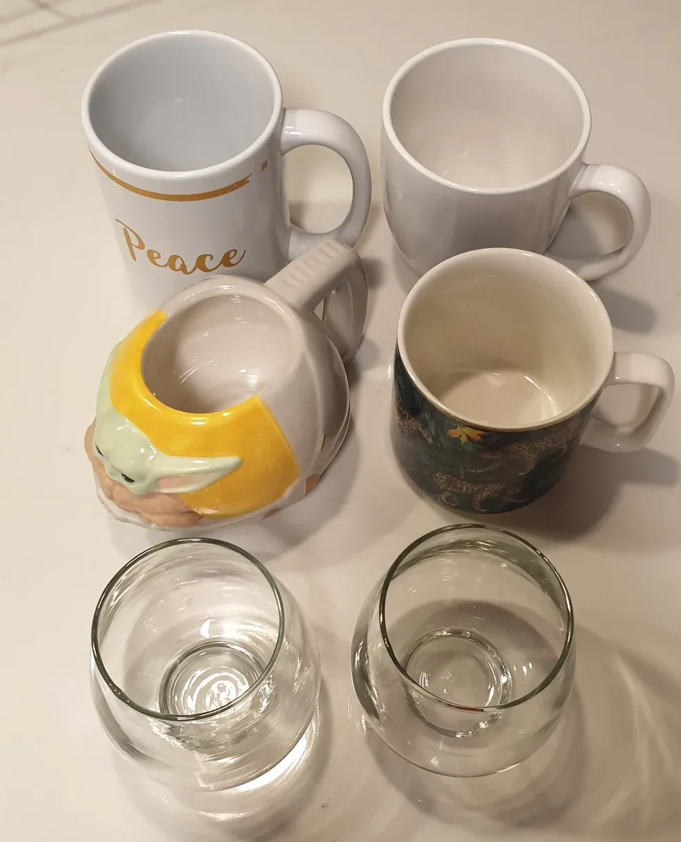 Assorted Mugs and Glass Cups image indicator(3)