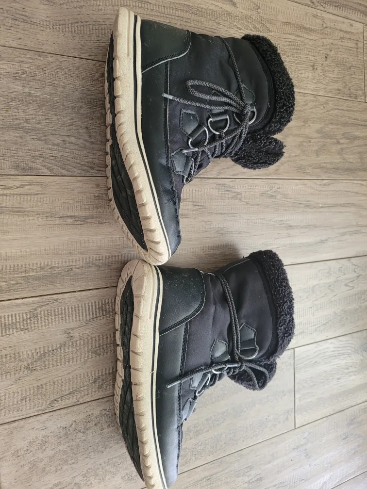 Black winter boots size 6 image indicator(2)