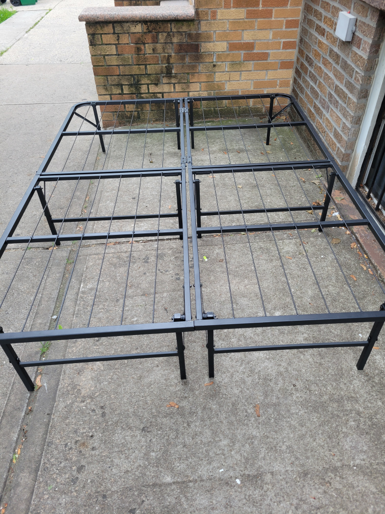 Folding FULL size metal bed frame - Easy Assembly - photo 3