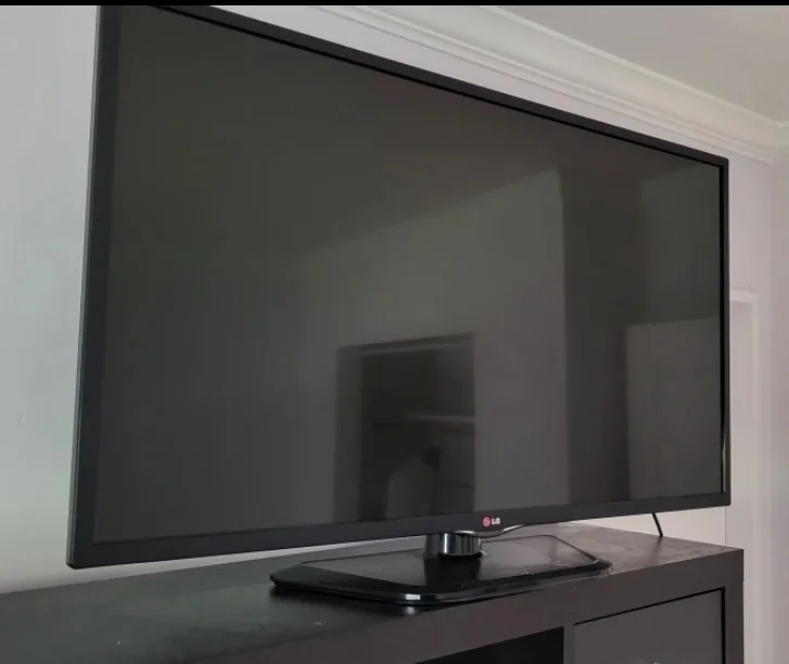 LG 42LN5700 42-inch LED TV thumbnail