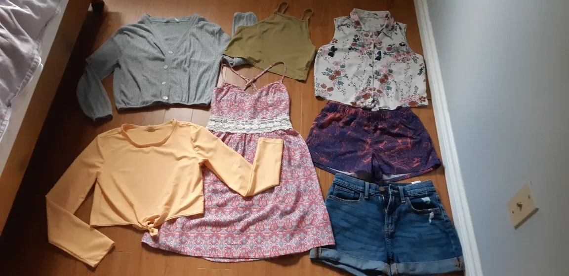 $2 a piece 🤩 - Lot of 7 pc. Girl's Clothing image indicator(2)