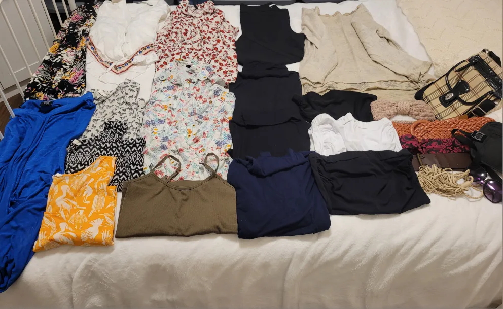 Clothing women's bundle please see pictures and description image indicator(7)