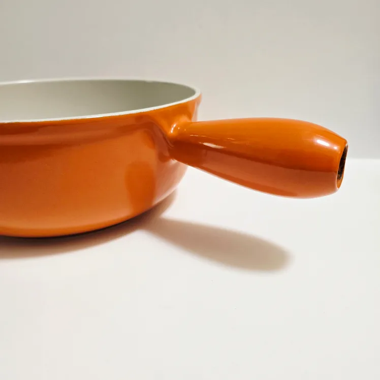 Le Creuset 22 Cast Iron Saucepan. No Lid image indicator(7)