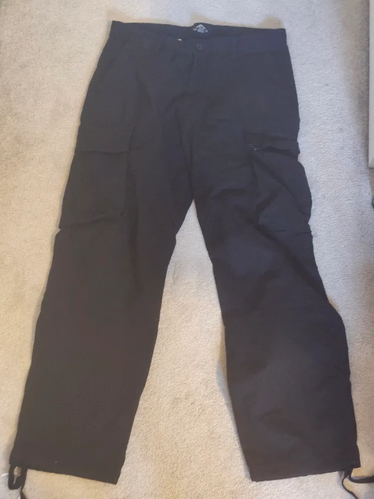 Cabin Fever Black Cargo Pants - Size 32 thumbnail