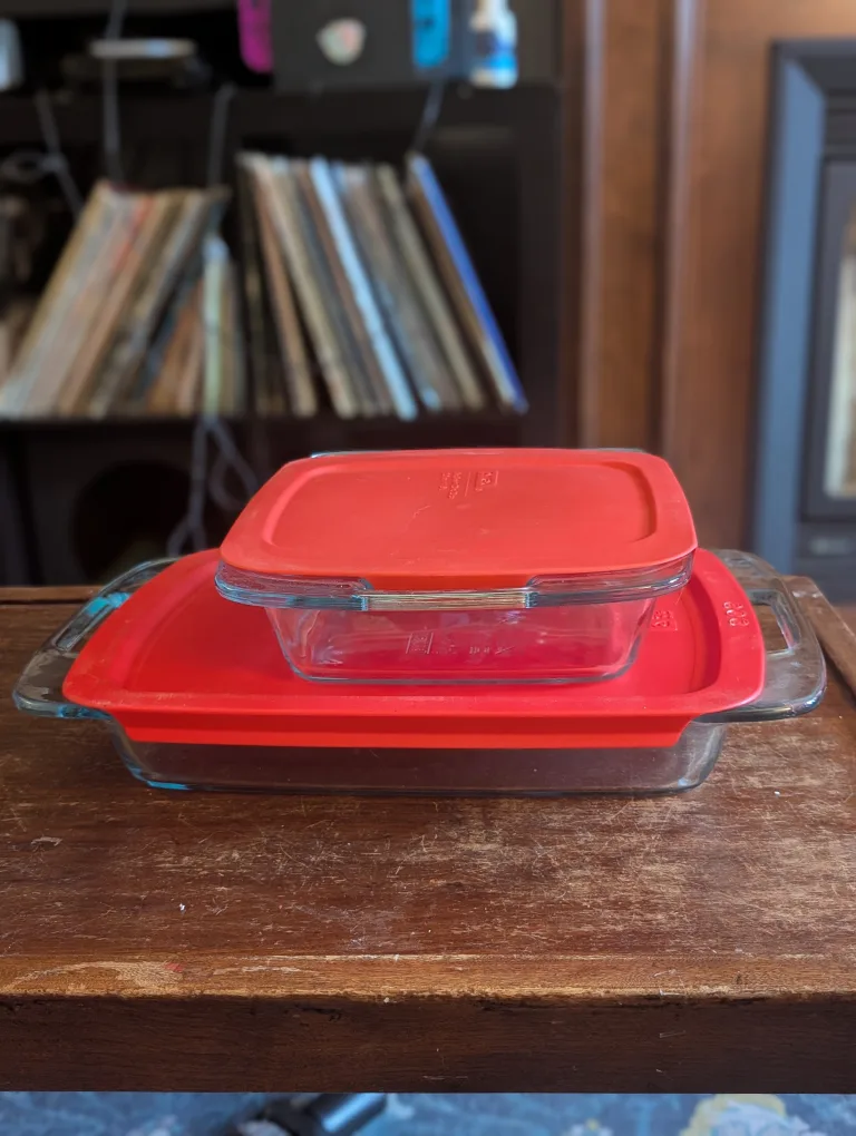 Pyrex 9x13 and 8x8 Baking Dishes with Lids thumbnail