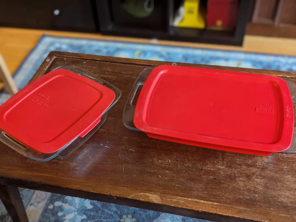 Pyrex 9x13 and 8x8 Baking Dishes with Lids image indicator(3)
