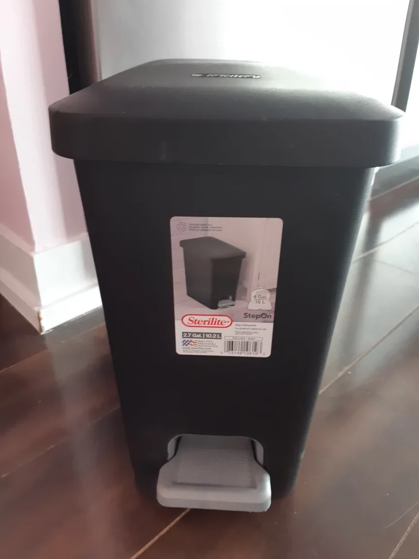 Sterilite StepOn Trash Bin thumbnail