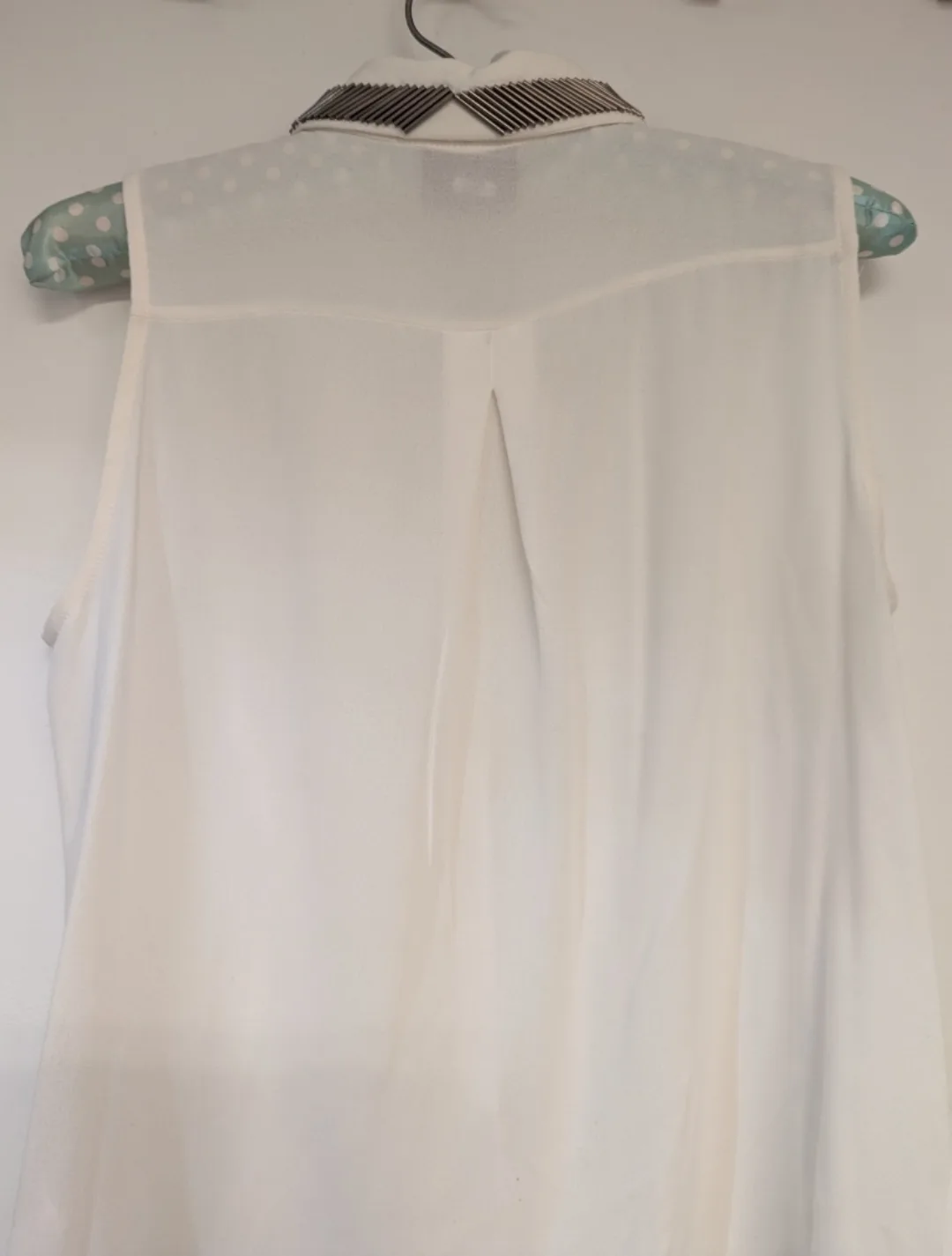 Vero Moda Silver Embellished Collar Sleeveless Blouse image indicator(2)