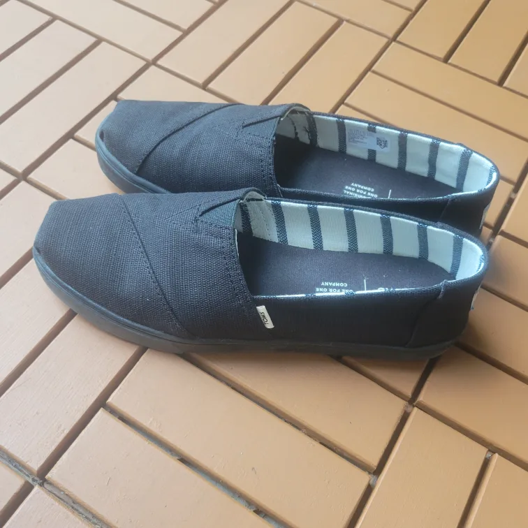TOMS NEW Black Slip-On Flats - Size 8.5 thumbnail