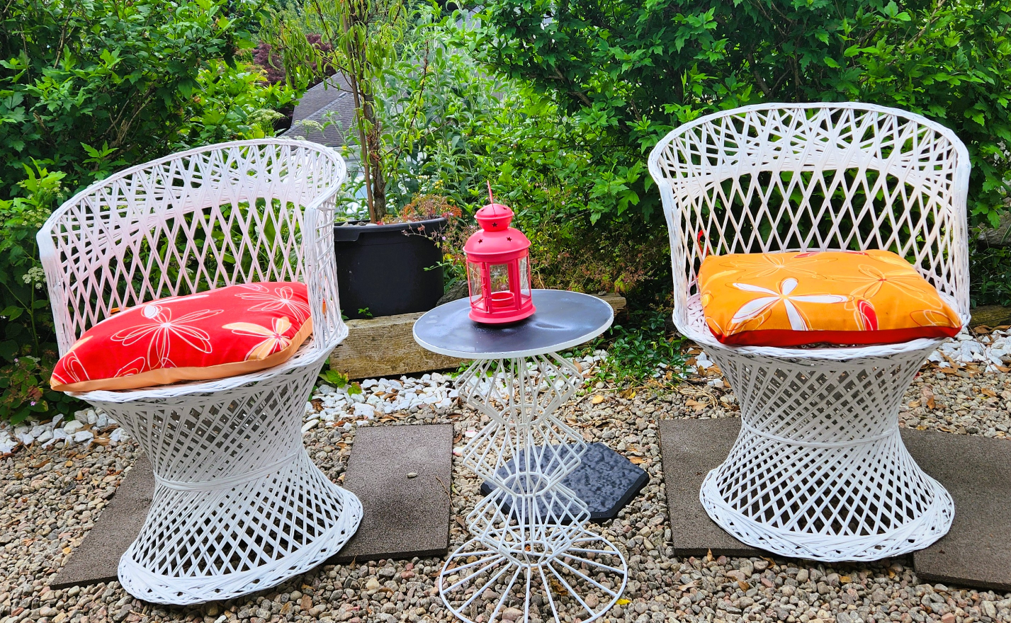 Pair of White metal spun fibreglass Chairs - photo 3