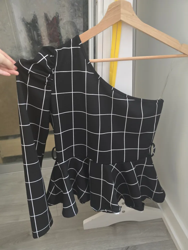 Black & White Grid Asymmetrical Top image indicator(2)