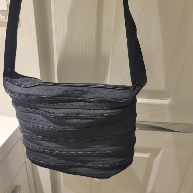 Zip-it Black Crossbody Zipper Bag image indicator(3)
