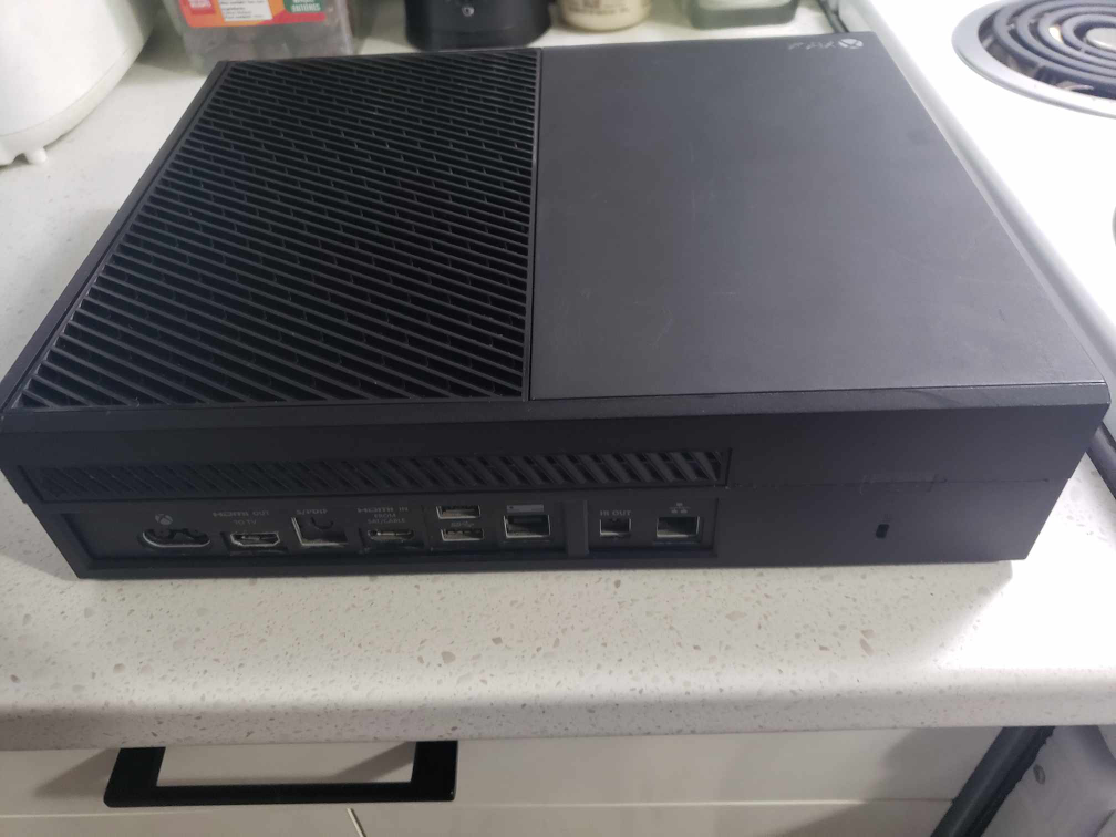 1TB Cleaned & Dusted Xbox One with a Controller & 2 Games - photo 5