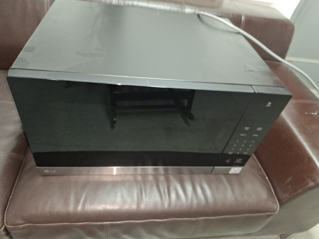 LG Microwave Oven - photo 3
