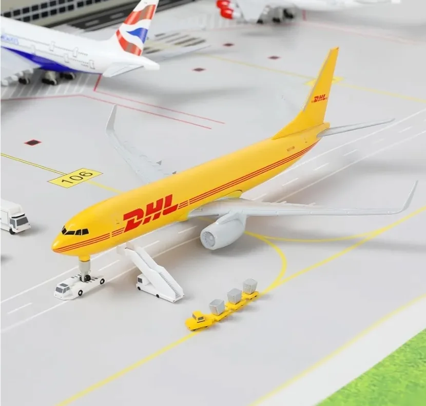 DHL Boeing 737-800 Airplane Model 1:300 image indicator(2)