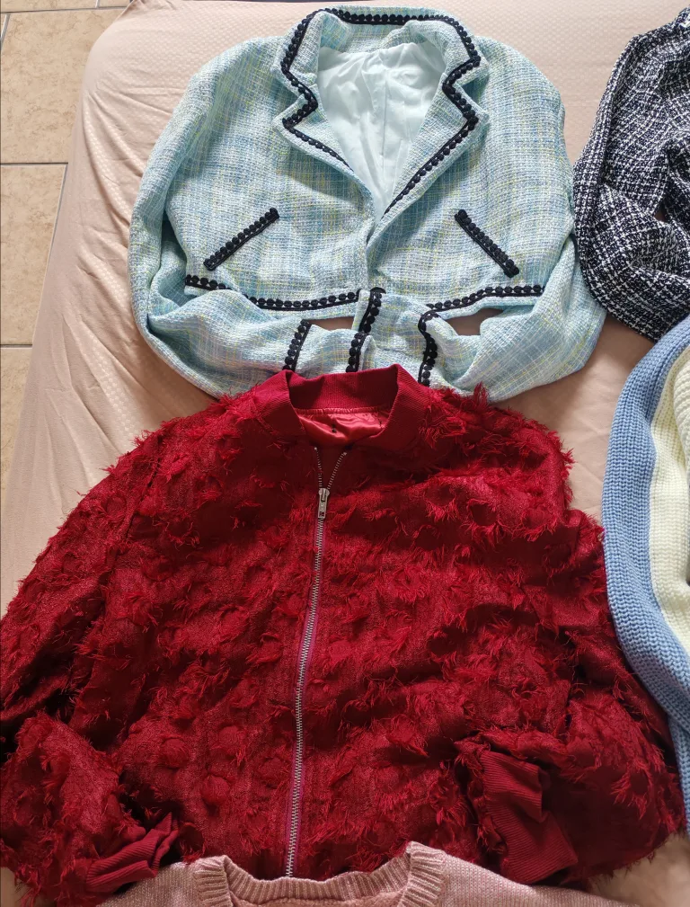 12 Assorted Sweaters & Cardigans - Bulk Sale! image indicator(7)