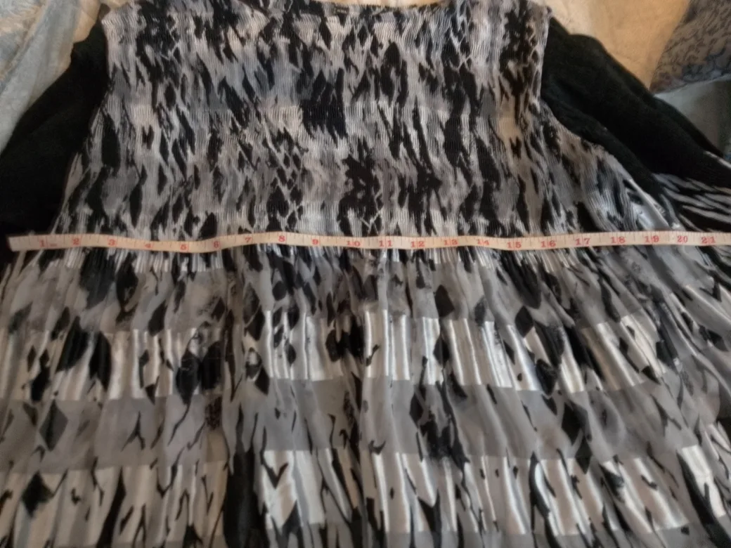 Black and White Patterned Top #freecycle 🥕🌟 image indicator(4)