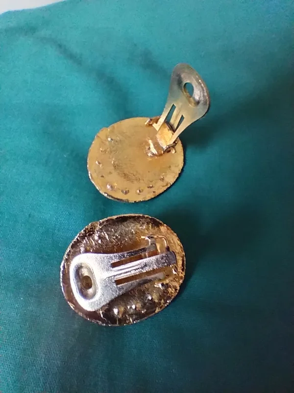 Vintage Clip-On Earrings image indicator(3)
