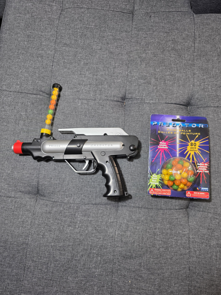 Predator PR1000 Paintball Gun with Paintballs