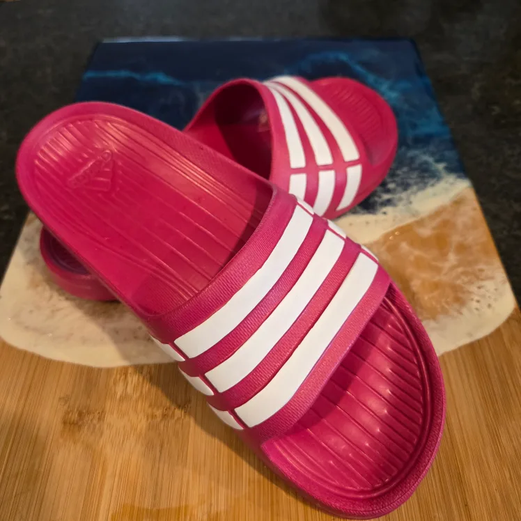 Adidas Slides Kids Size 2 thumbnail