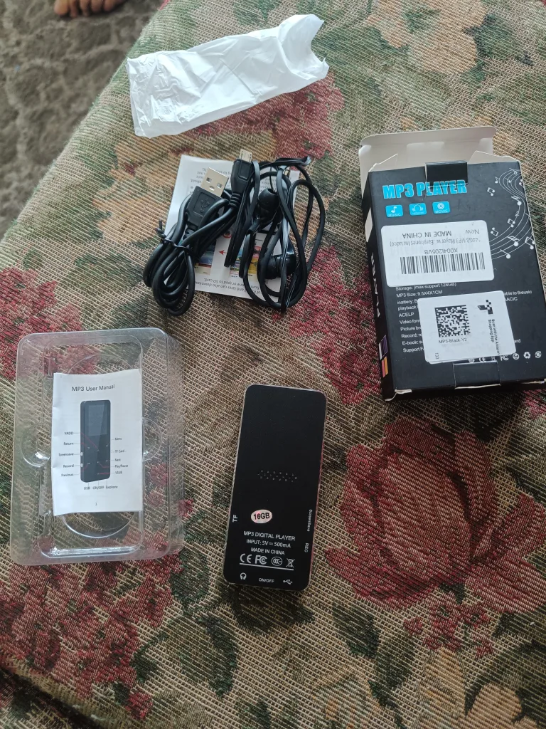 Bluetooth MP3 Player with Box and Accessories image indicator(2)