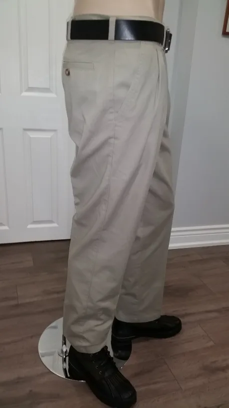 EUC - Men's George Beige Pleated Khaki Pants 32" x 30" image indicator(2)