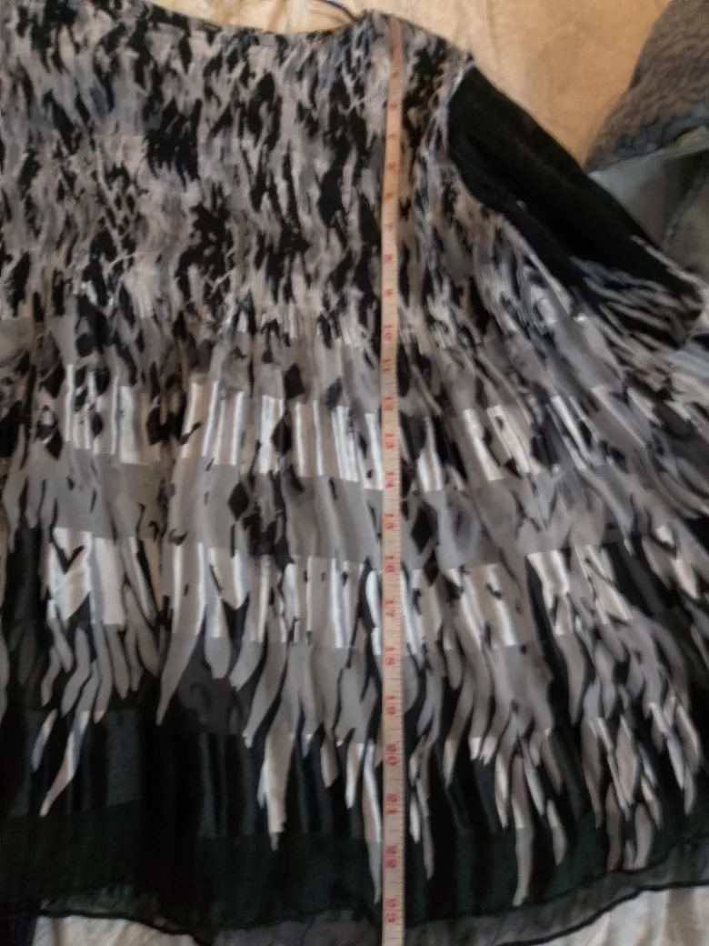 Black and White Patterned Top #freecycle 🥕🌟 image indicator(3)