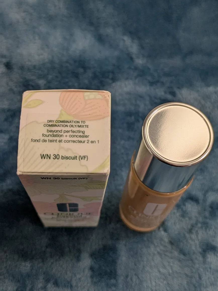 Clinique Beyond Perfecting Foundation + Concealer image indicator(2)