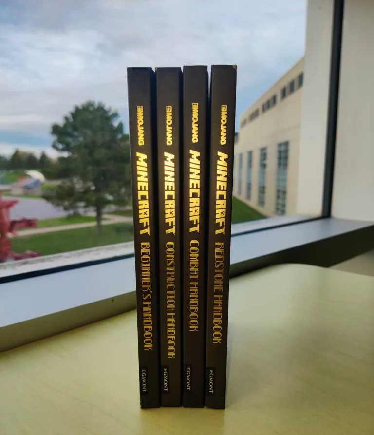 Minecraft Set of 4 Handbooks image indicator(3)