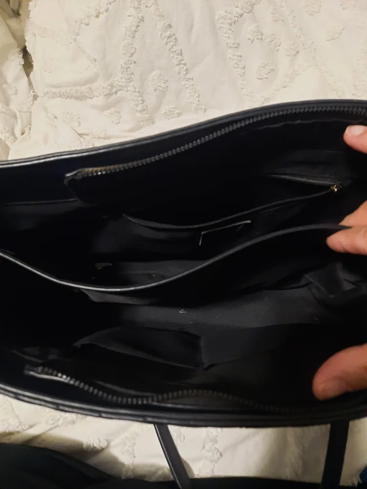 🇨🇦 Black quilted tote bag with gold chain straps #freecycle image indicator(3)