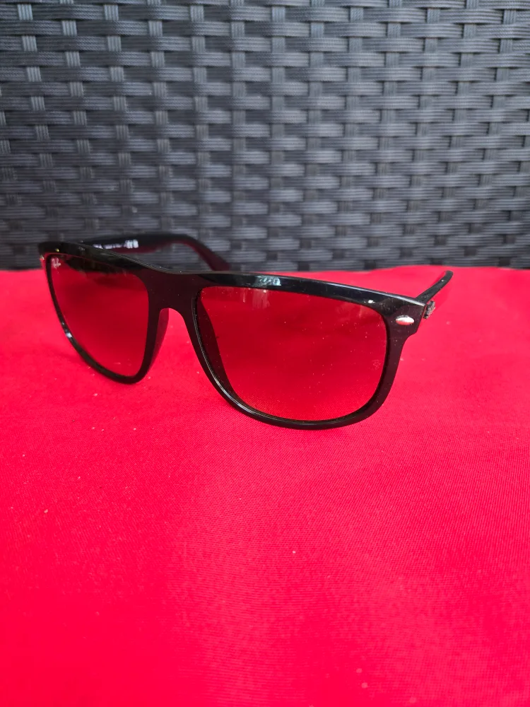 Ray-Ban Sunglasses with Case image indicator(2)