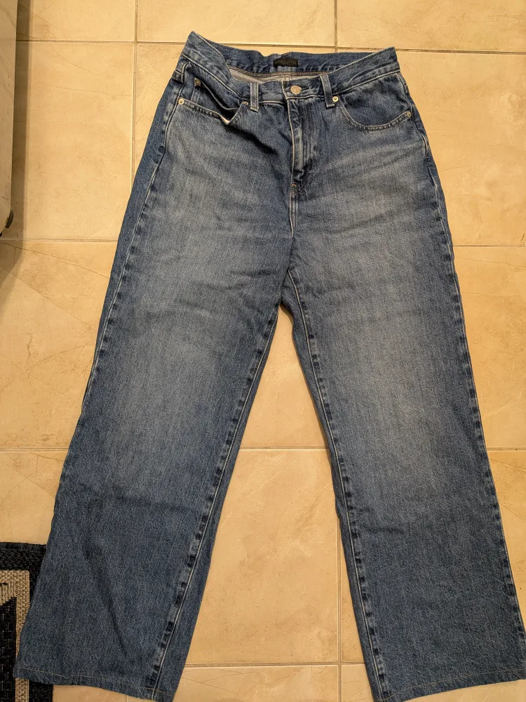 Uniqlo Straight Leg High Waist Size 26 Jeans thumbnail