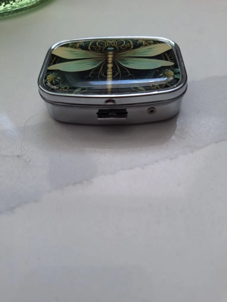🧚‍♀️ #Freecycle – Mini Pill Box with Mirror & Divider thumbnail