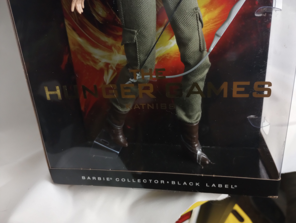 Barbie Collector Hunger Games Katniss Doll - Black Label - photo 3
