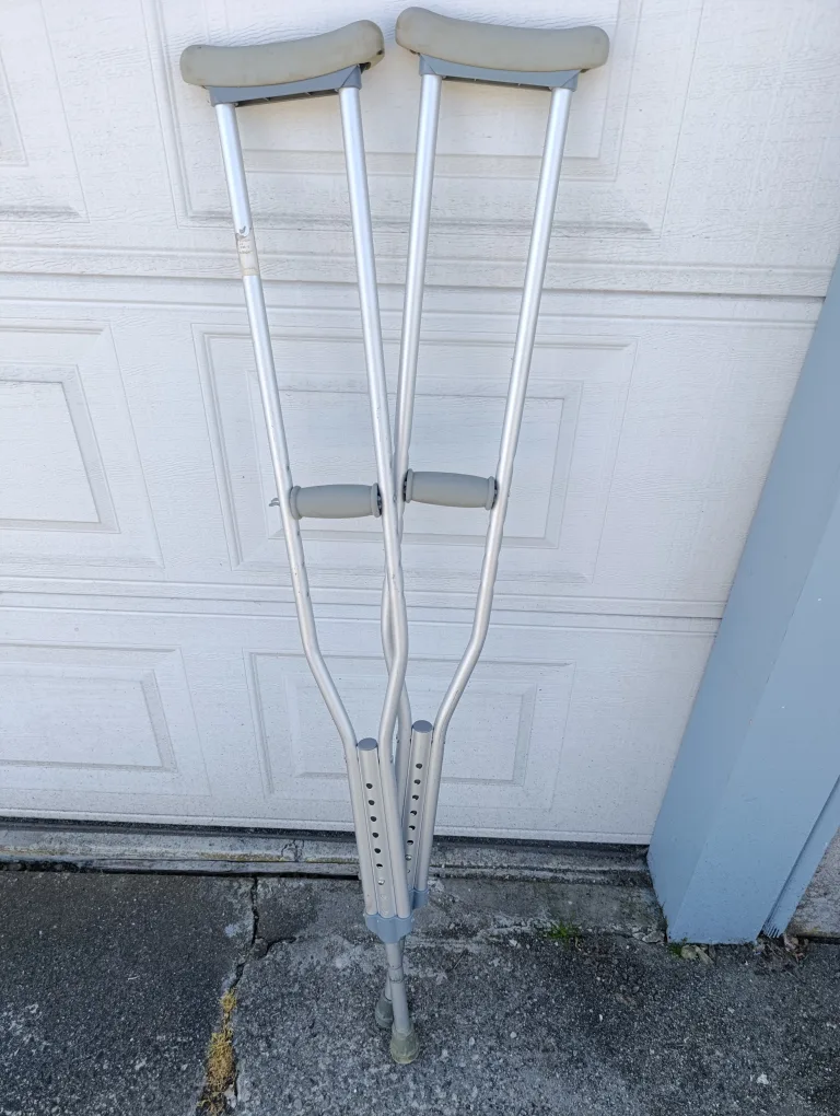 Aluminum adjustable Crutches thumbnail