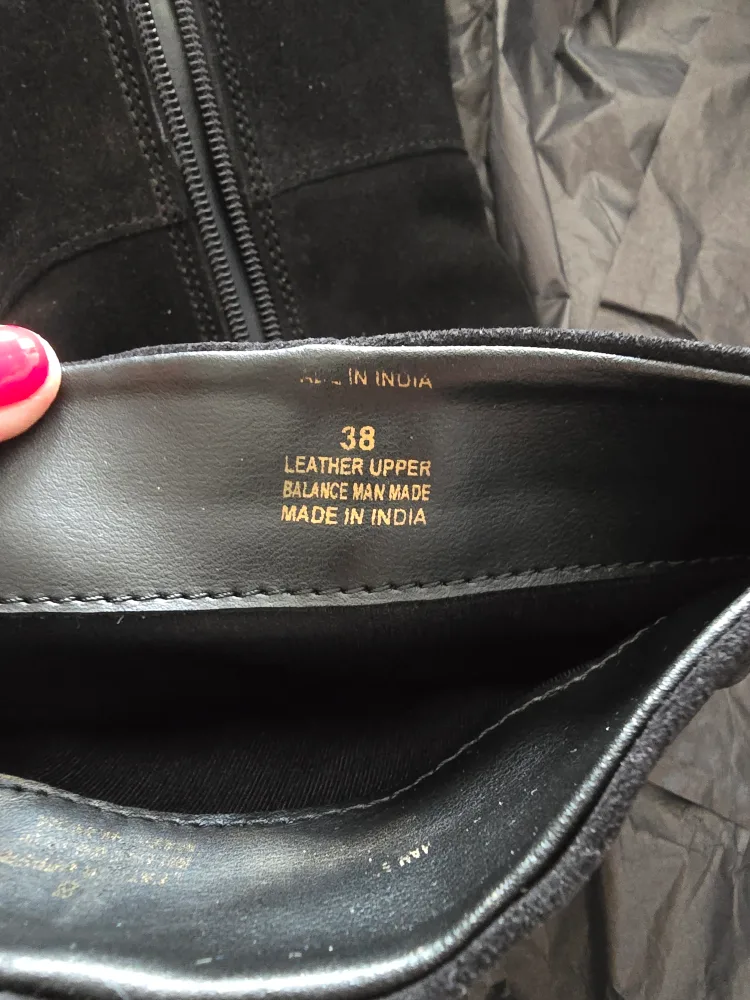 Le Chateau Black Boots image indicator(3)