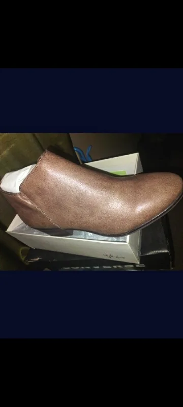 Various women's shoes, different prices, ask image indicator(2)